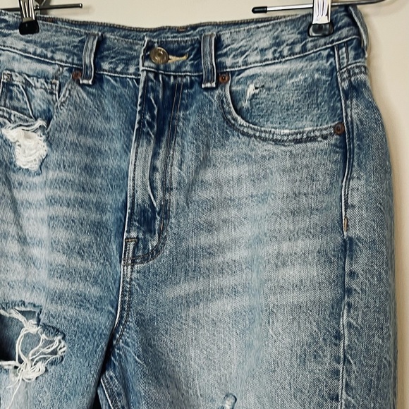 American Eagle Highest Rise Distressed Mom Jeans Sz 4 Long - Picture 5 of 10